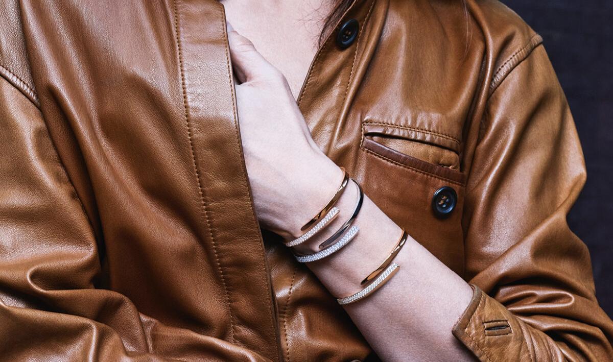 Тонкие браслеты - модный тренд 2021 года.